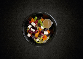 Салат с печеными овощами и сыром фета
